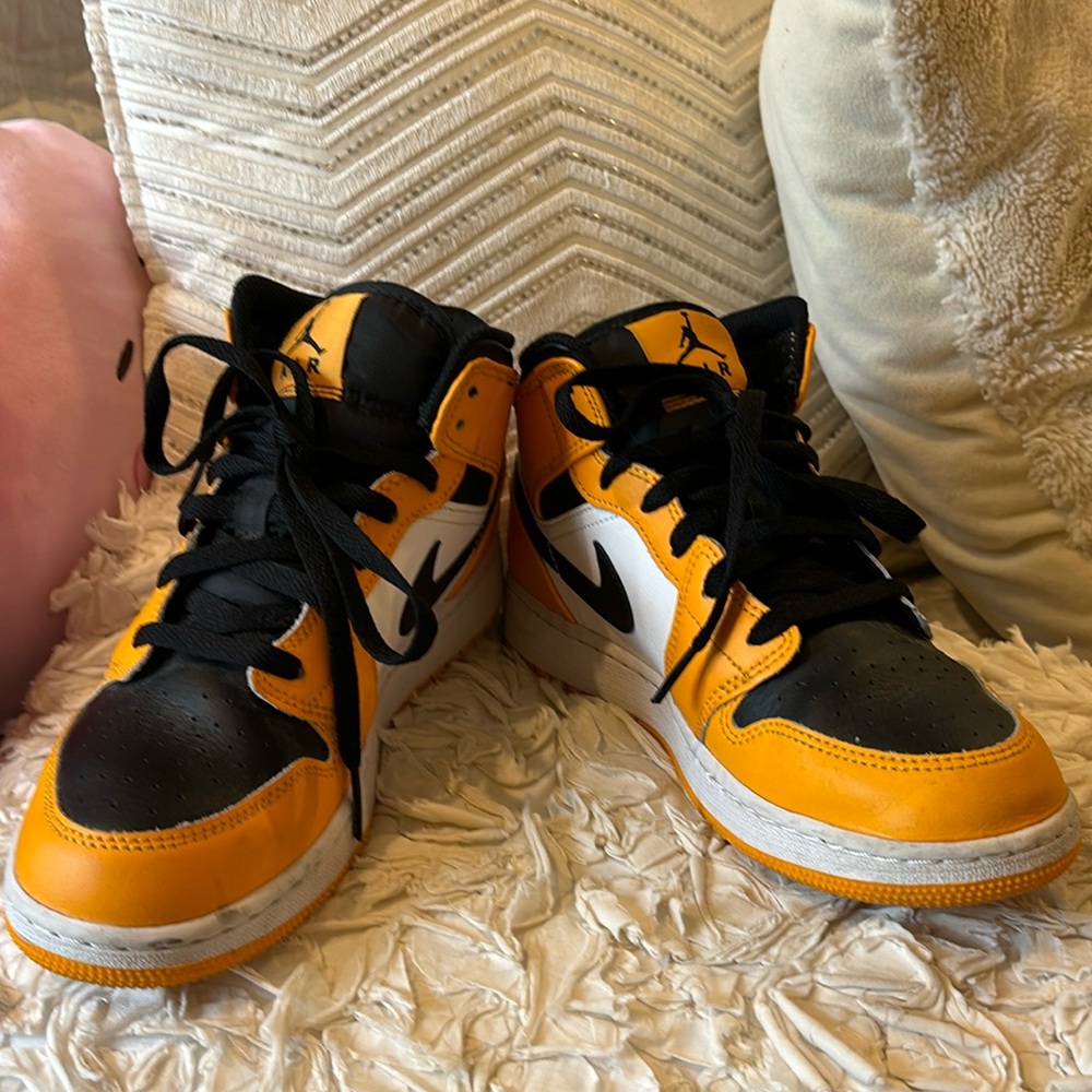 Nike Air- gold and black